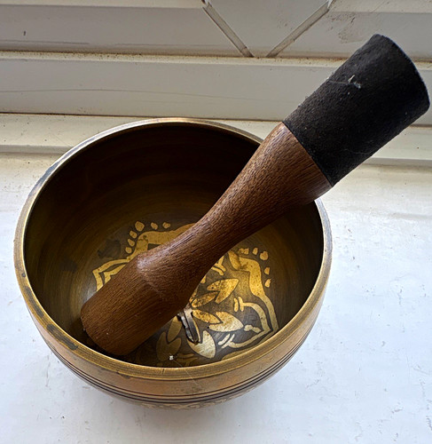Singing bowl metal with - singing,
